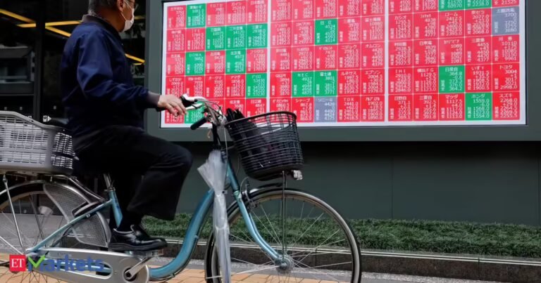 Japan’s Nikkei falls in volatile trade as tech tracks Nasdaq selloff