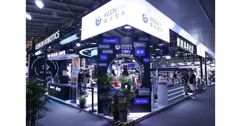 KEENON, líder mundial en envíos de robots de servicio comercial, pone a trabajar a humanoides en WAIC 2026