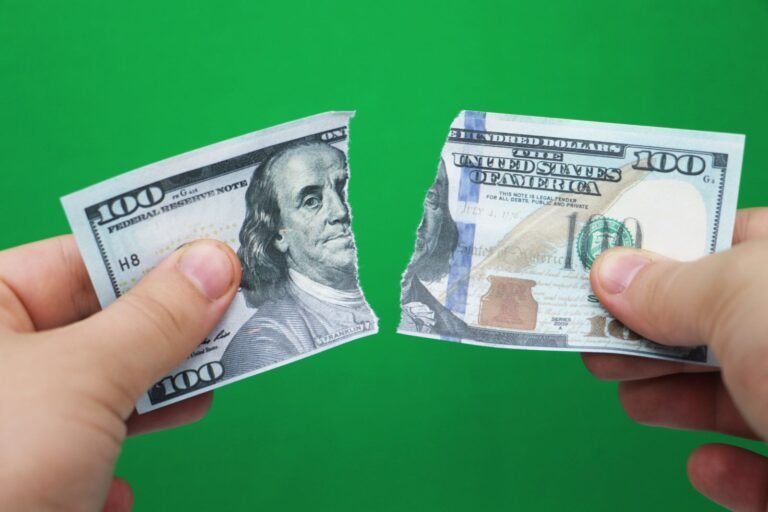 Dollar Falls as FOMC Keeps Interest Rates Unchanged