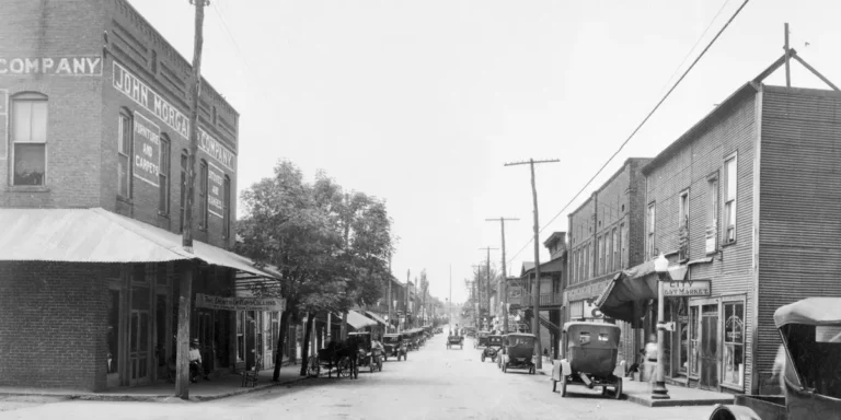 Vintage Photos Show Life in US Small Towns 100 Years Ago
