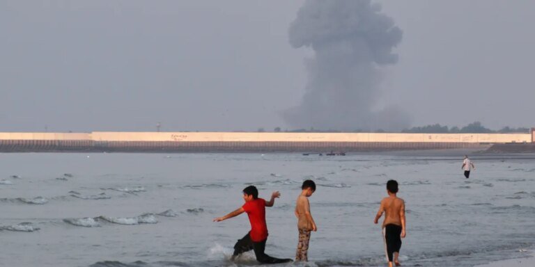 U.S. and Iran both say they control the Strait of Hormuz amid attacks threatening all-out war