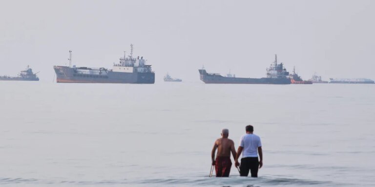 The U.S. and Iran pause attacks on each other for a 2nd day as Tehran talks with Oman over Hormuz