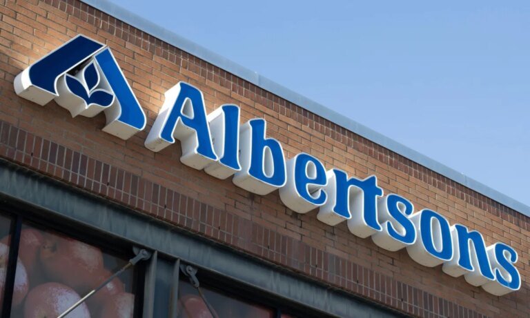 Albertsons Cuts Sales Forecast as Grocery Shoppers Cut Back