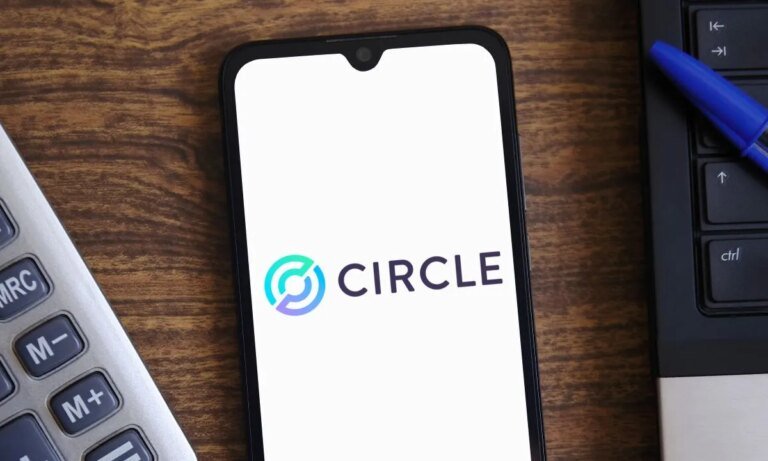 Mizuho Says Rising Redemptions, Stablecoin Rival Pressure Circle