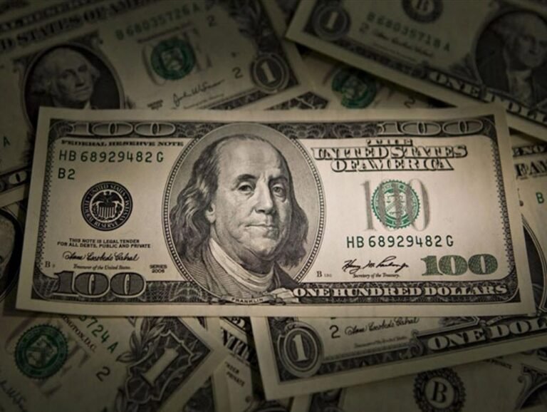 Dollar holds lower after Trump says that Iran wants to make a deal again