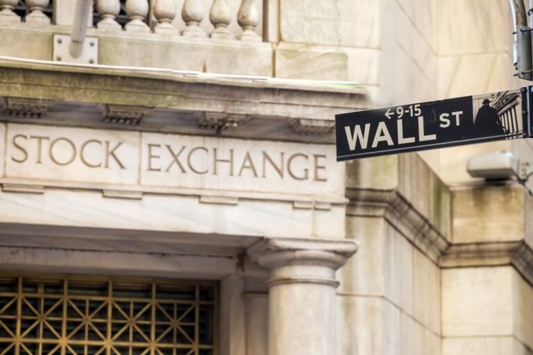 Stock Indexes Fall as Chip Stocks Sink and Crude Soars