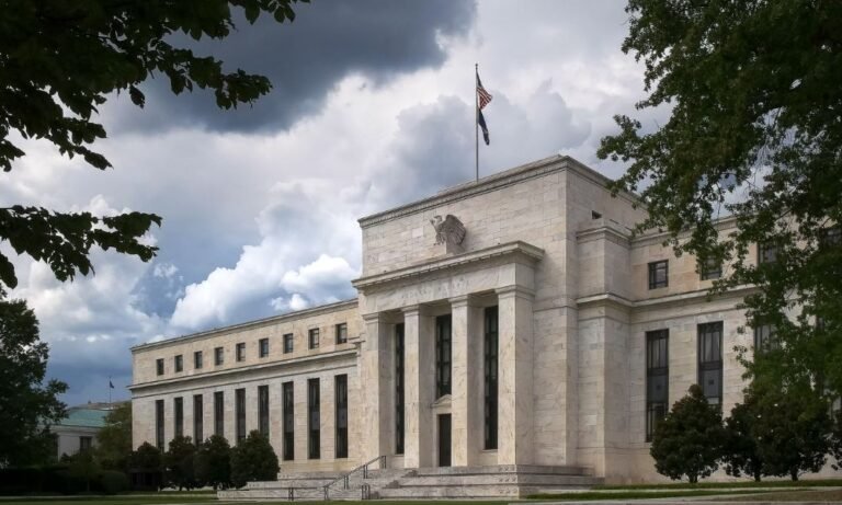 Fed policymakers split evenly over whether rates should rise