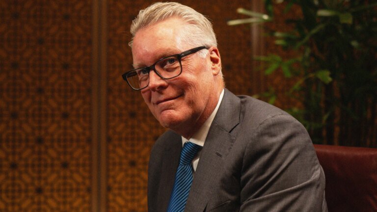 Delta CEO Ed Bastian Still Flies Coach. The Leadership Lesson Is Bigger Than the Flight
