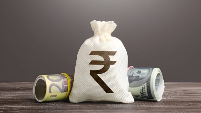Rupee Climbs to Three-Week High at 95.67, Extends Four-Day Rally as RBI Intervention Supports Currency