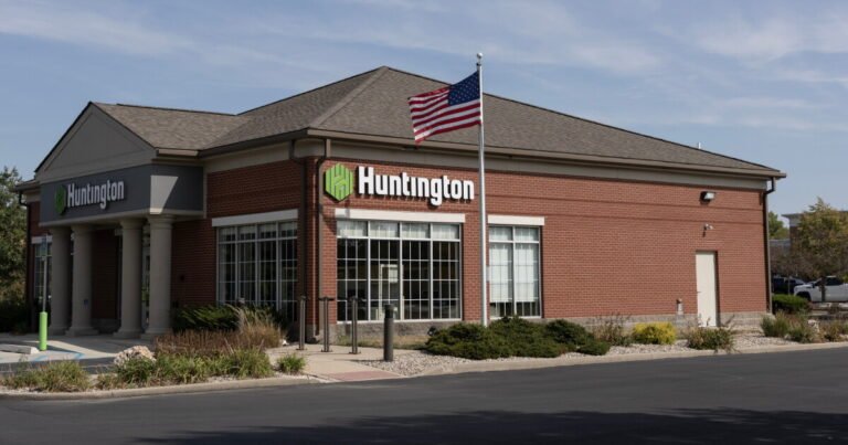 After rise in deposit costs, Huntington foresees 2H rebound