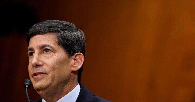 Warren grills Warsh over Bowman dinner, personal investments